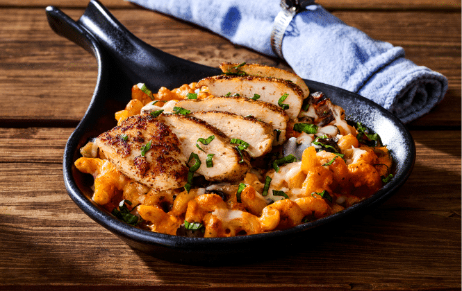 sprial pasta with chicken and basil
